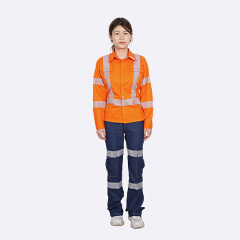 Flame-retardant workwear set with highvisibility reflective material